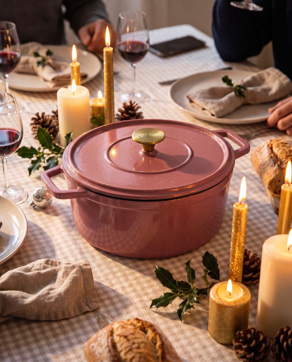 Cocotte ronde sur une table de fête