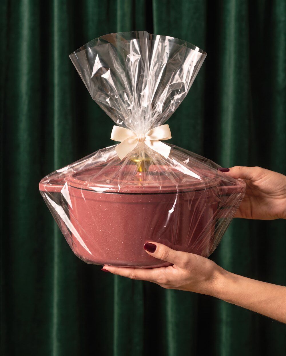 Cocotte Paillettes emballée en cadeau avec un ruban crème