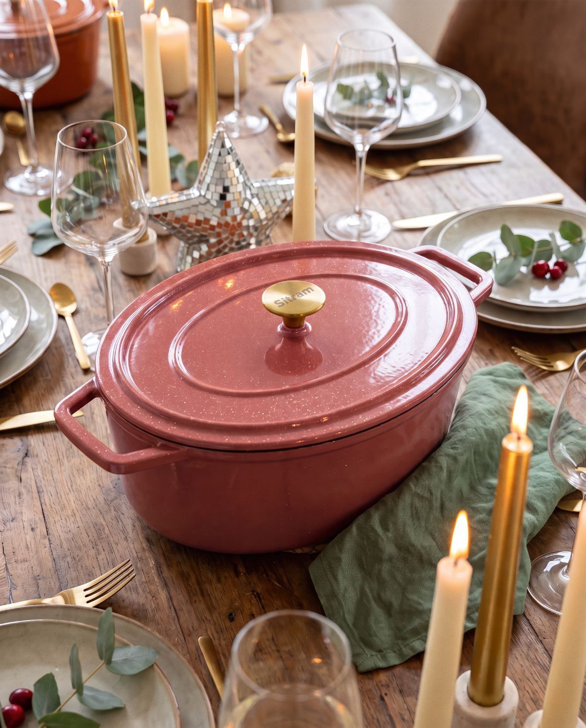 Cocotte ovale sur une table de fête