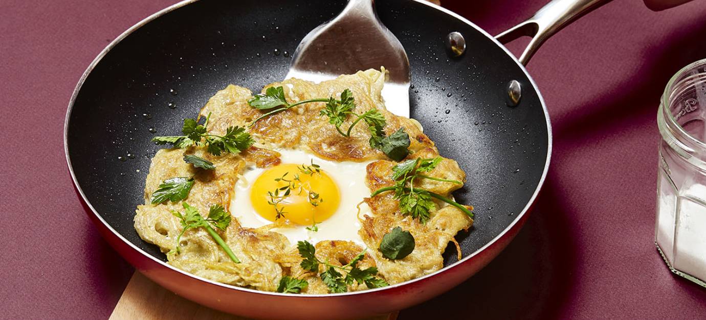 SITRAM recipe for fried eggs in a nest of potatoes with herbs