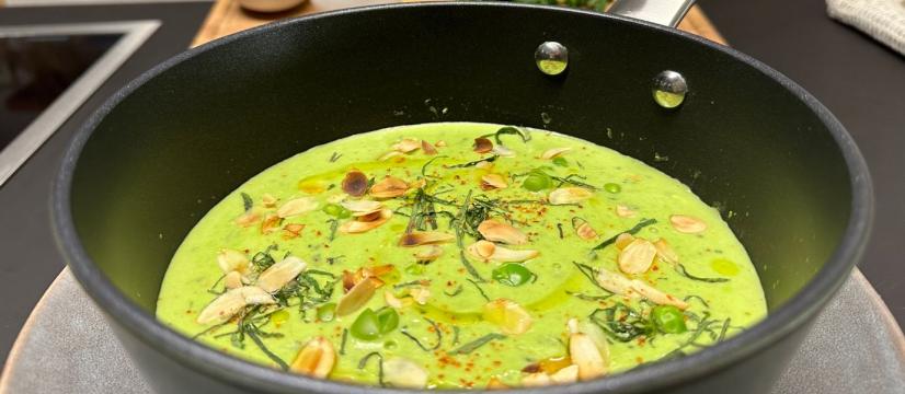 Soupe de petits-pois, menthe fraiche et piment d'Espelette